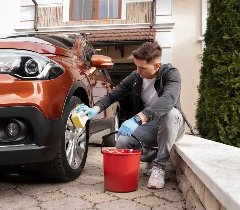 Lavage auto à domicile La Chapelle-du-Bois-des-Faulx : professionnel intervenant sur un véhicule